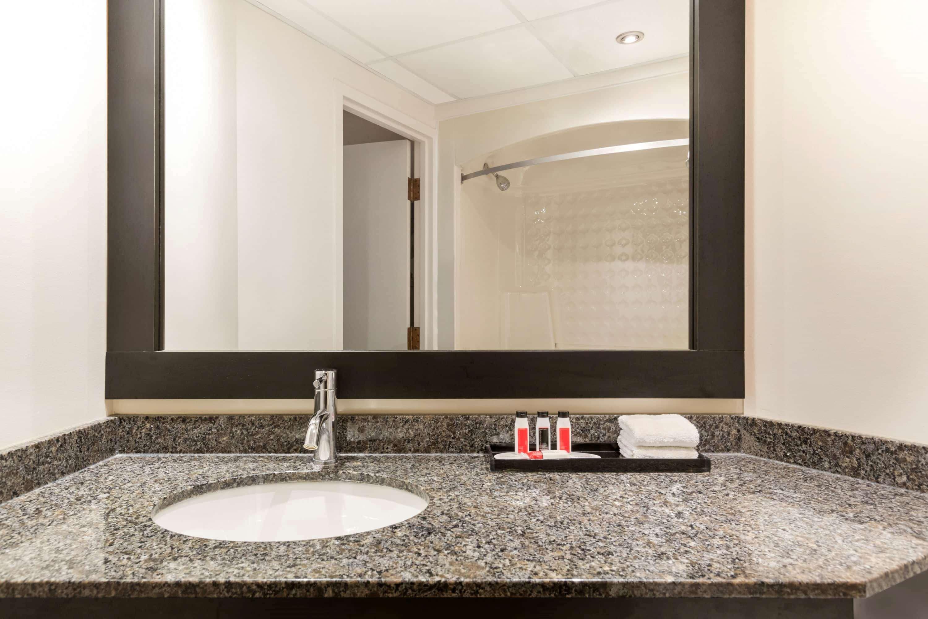 Travelodge Hotel By Wyndham Kingston Lasalle Εξωτερικό φωτογραφία
