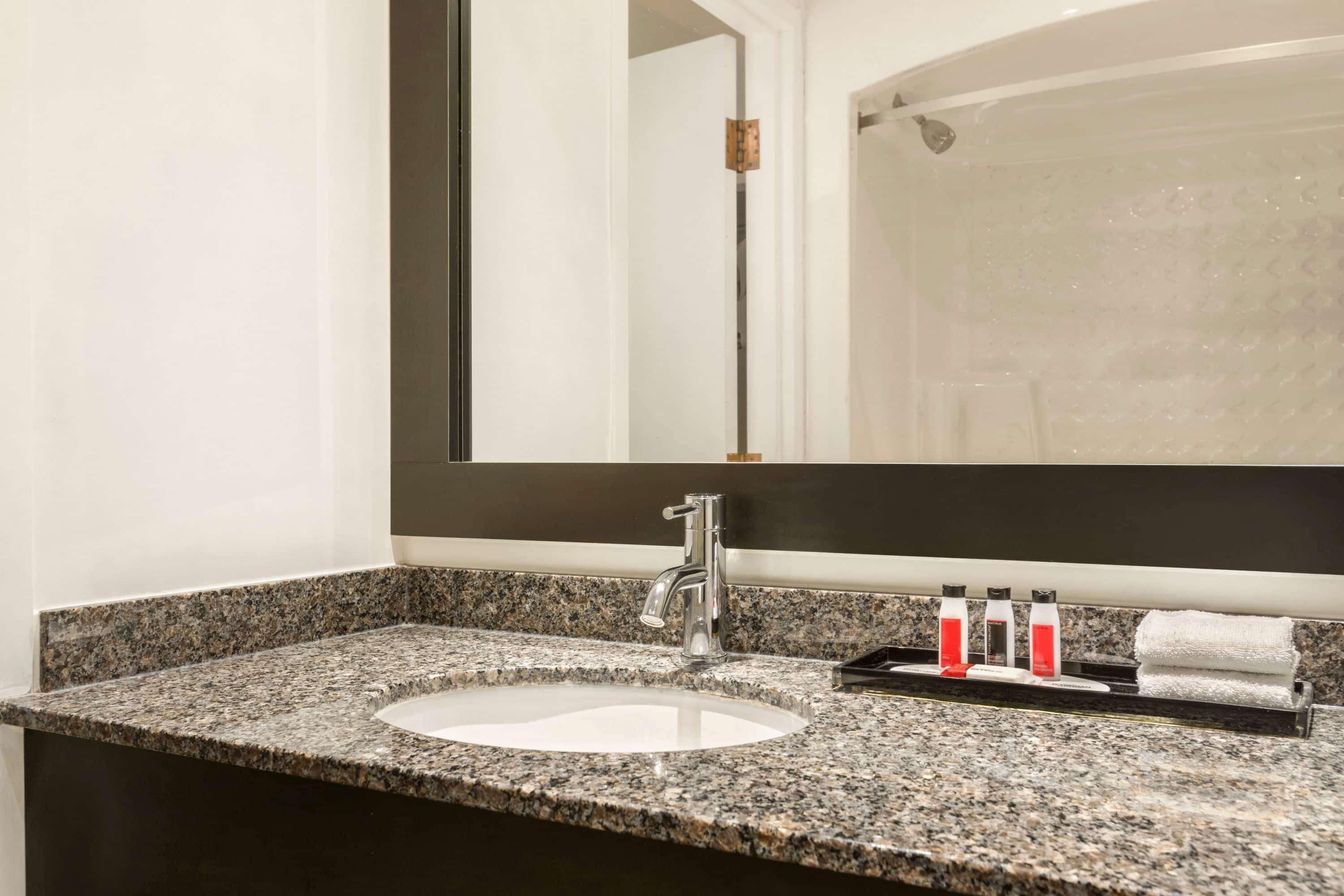 Travelodge Hotel By Wyndham Kingston Lasalle Εξωτερικό φωτογραφία